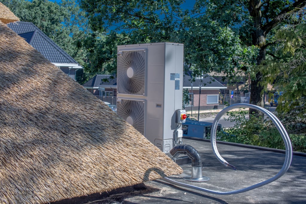 Warmtepompinstallatie op het dak van een schuur