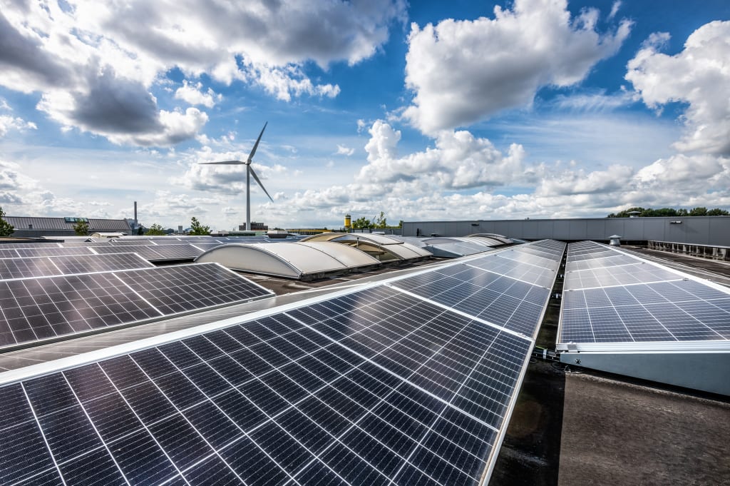 Zonnepanelen op dak woning met blauwe lucht en wolken