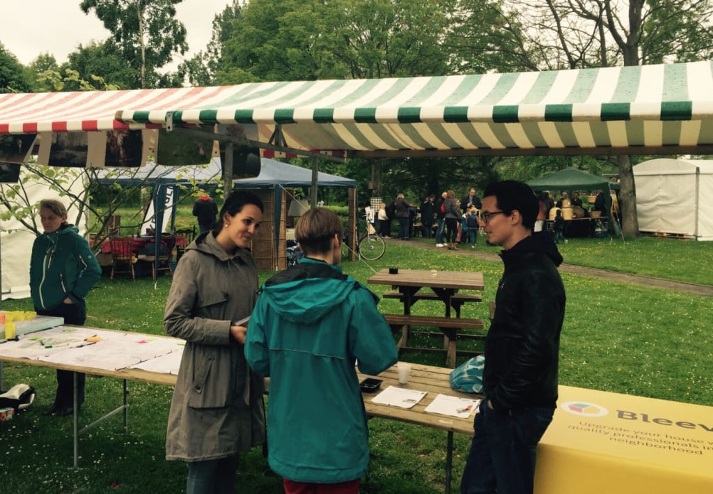 Bewoners staan bij een marktkraam
