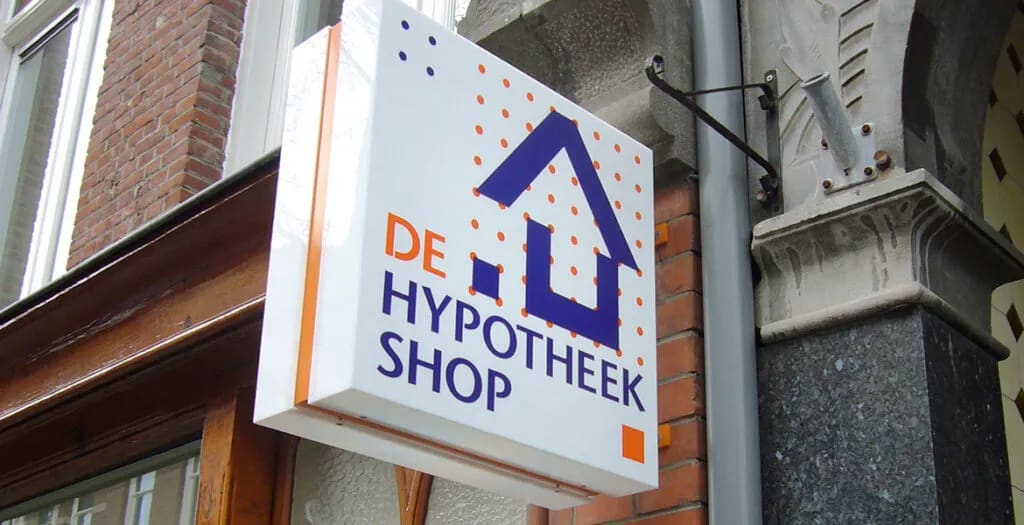 Uithangbord met logo aan een pand van De Hypotheekshop