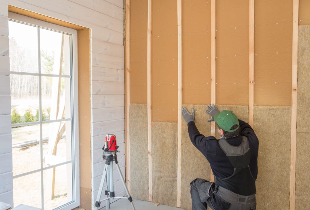 Installateur plaatst binnenmuurisolatie
