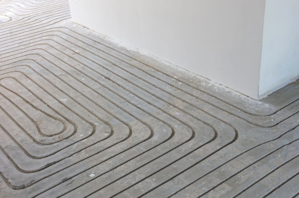 Ingefreesde vloerverwarming in een betonnen vloer