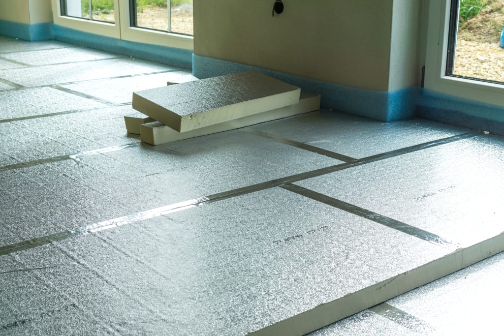 Isolatieplaten op een betonnen vloer