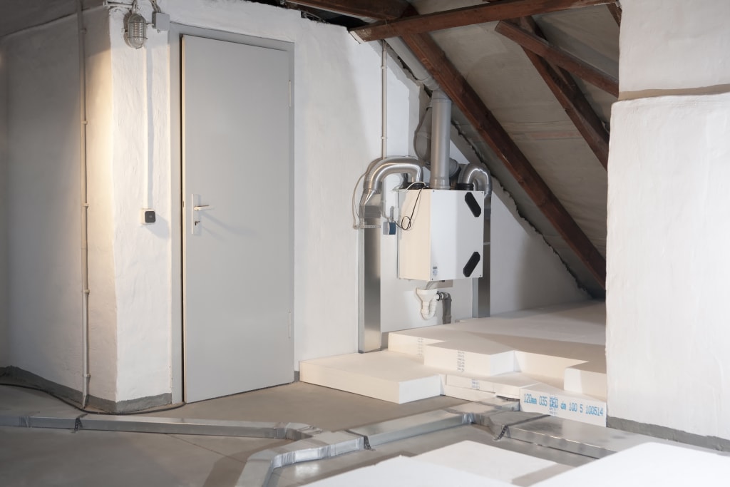 Ventilatiebox hangt op zolder