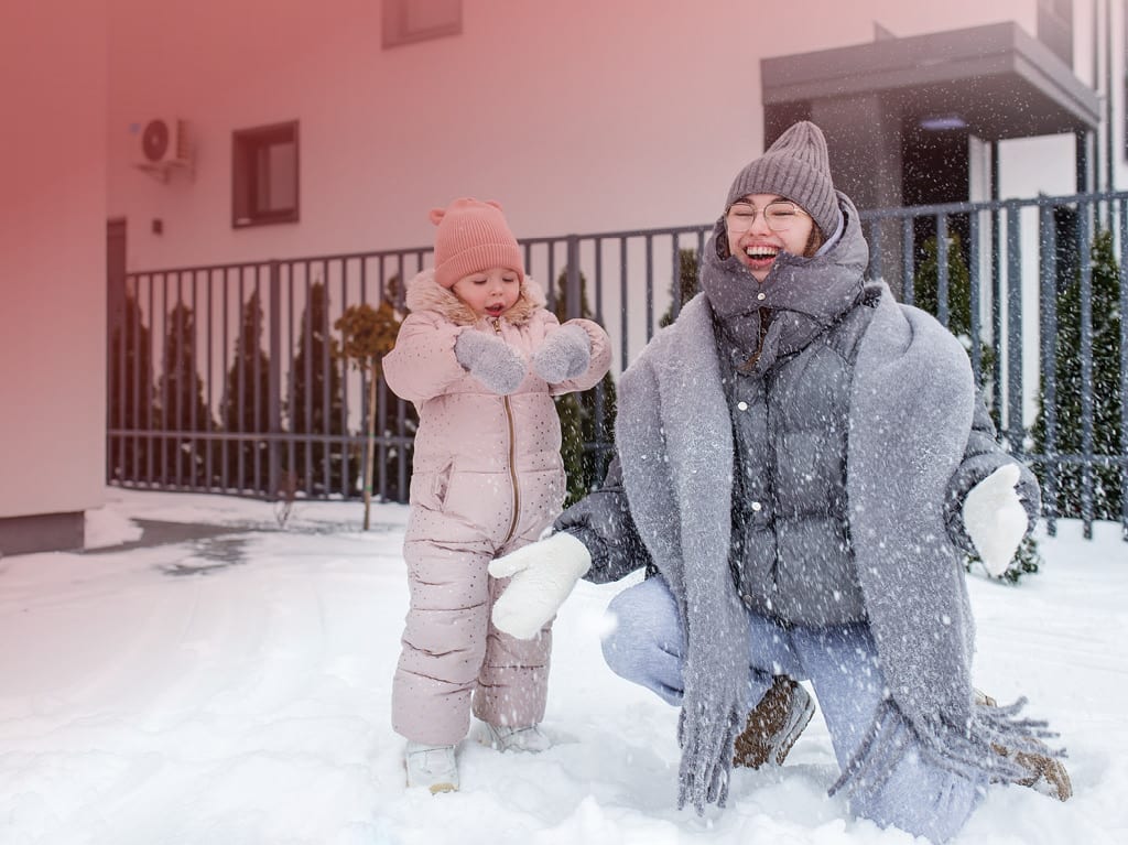 Moeder en dochter spelen in de sneeuw