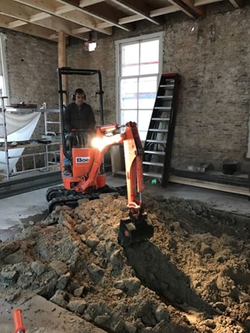 Verbouwing monument Jeroen Stolk in Delft - graafwerkzaamheden binnenshuis