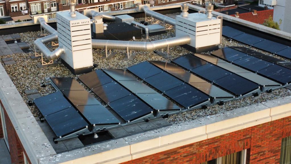 foto van dak VvE gebouw met zonnepanelen