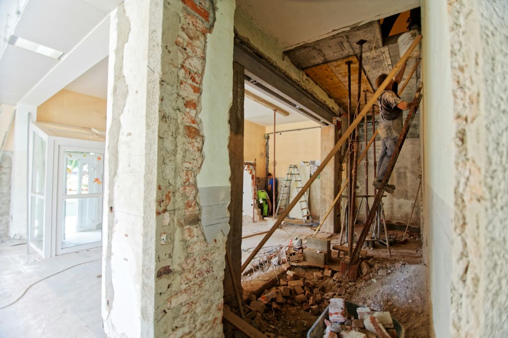 Verbouwing pand binnenkant. Een deel van de woning is klaar een deel is nog in de steigers