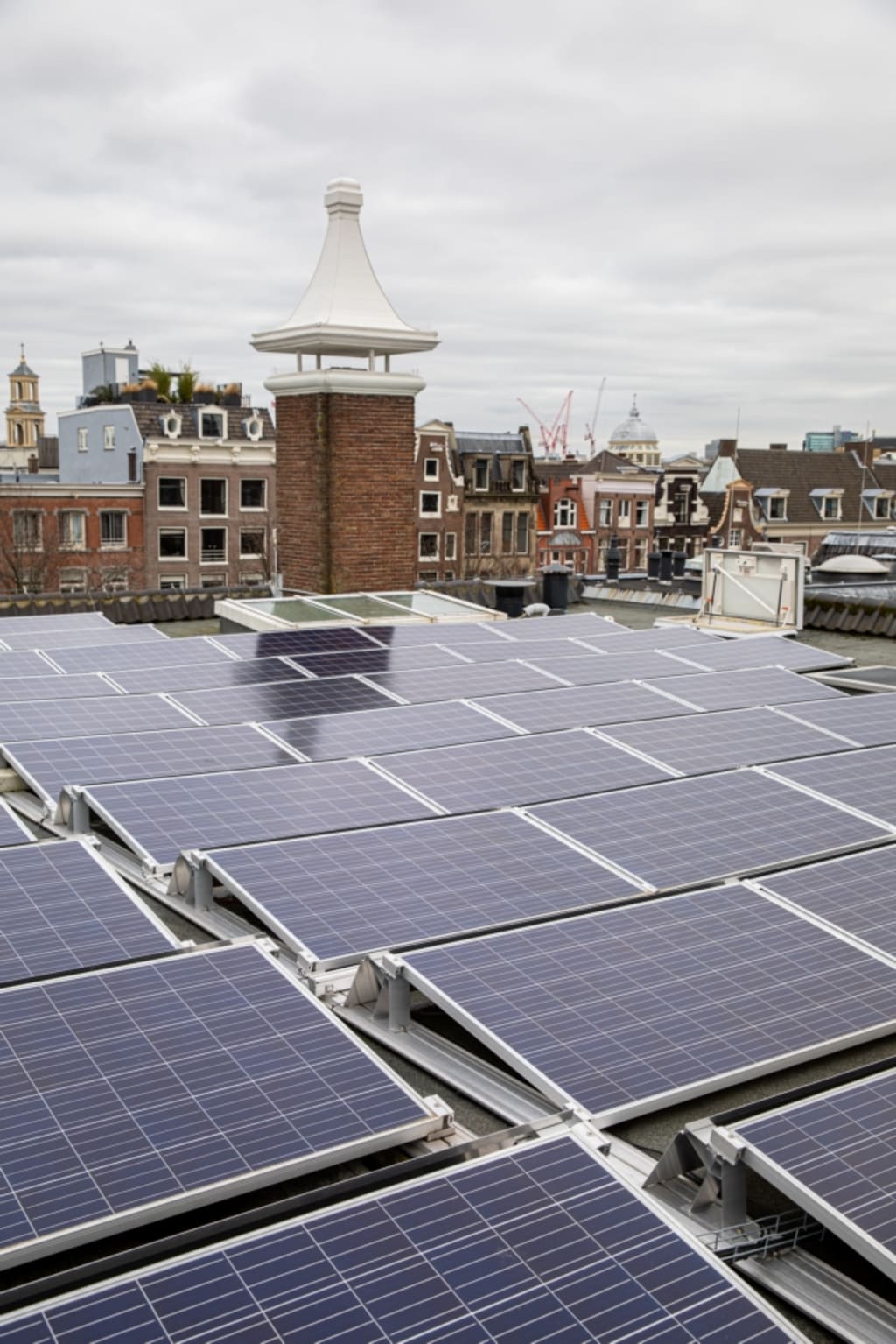 Zonnepanelen op dak gemeentepand Amsterdam