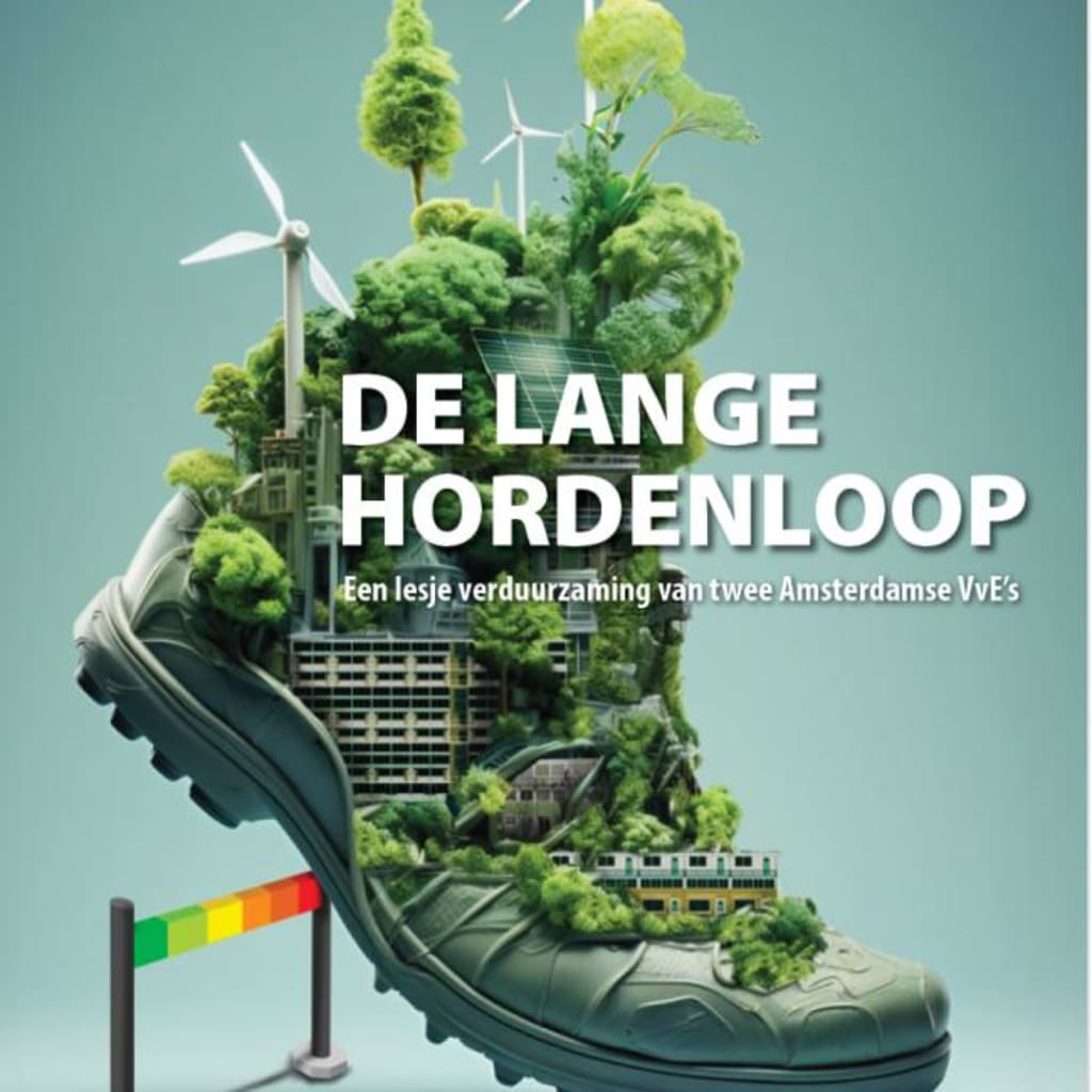 Een grote wandelschoen is omgevormd tot een groene stad met bomen, gebouwen, windmolens en zonnepanelen, met de tekst “De lange hordenloop – Een lesje verduurzaming van twee Amsterdamse VvE’s” erboven.