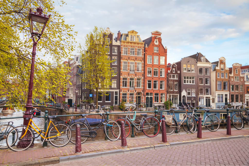 Fietsen gepakeerd aan de brug aan de Herengracht in Amsterdam