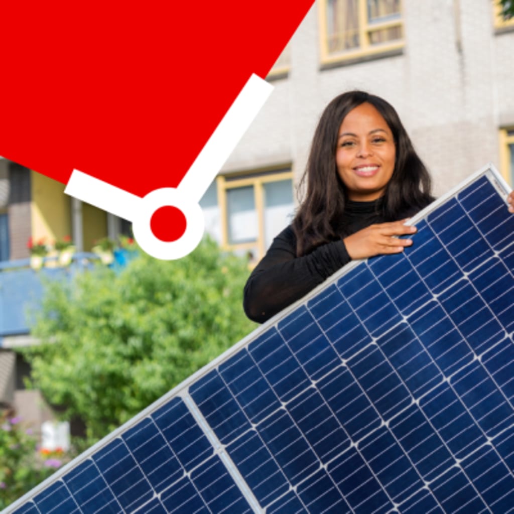 Foto van een vrouw met een zonnepaneel