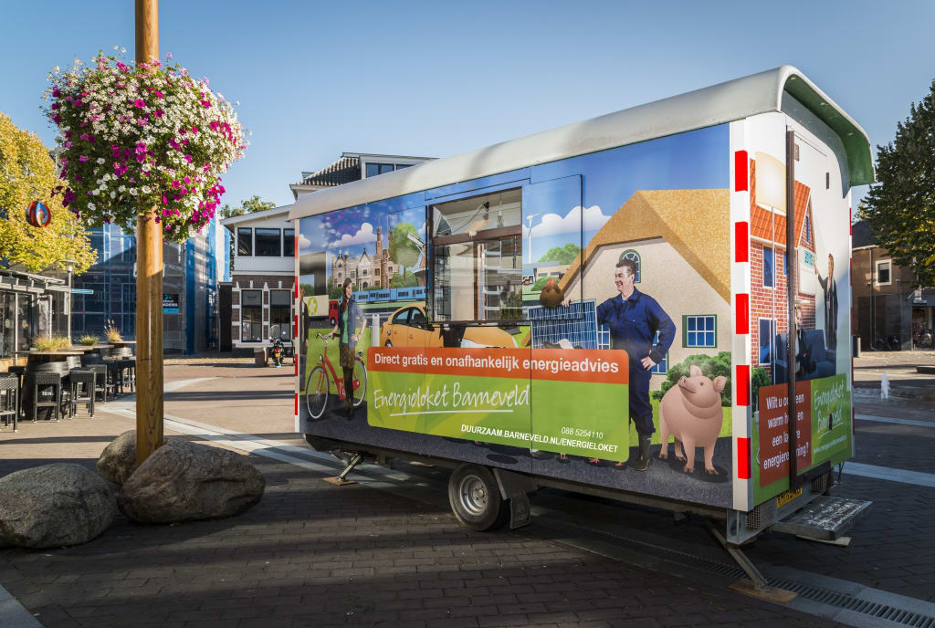 Kraam van energieloket Barneveld staat op een plein.