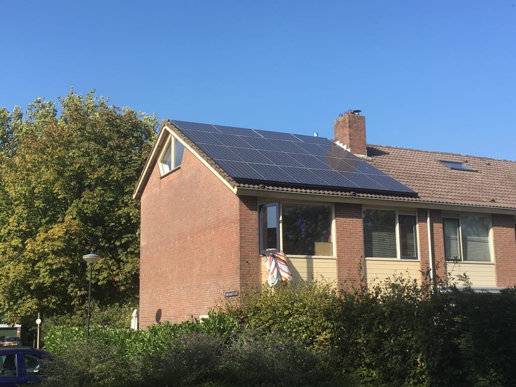 Hoekhuis met zonnepanelen op het dak.