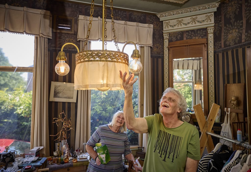 Twee personen bij duurzame lamp