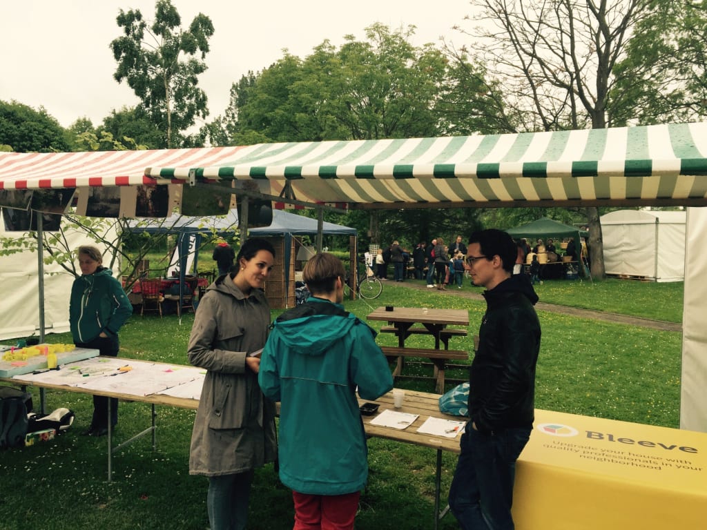 Personen staan bij een marktkraam