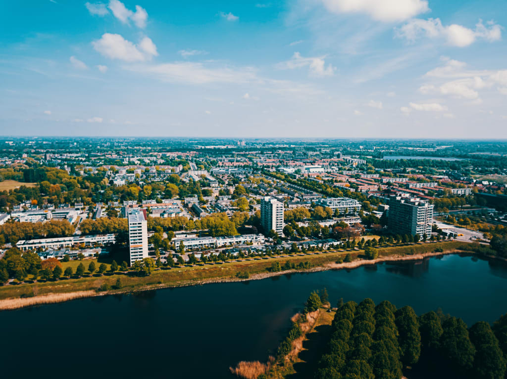 Foto vanuit de lucht van Den Bosch en water op de voorgrond
