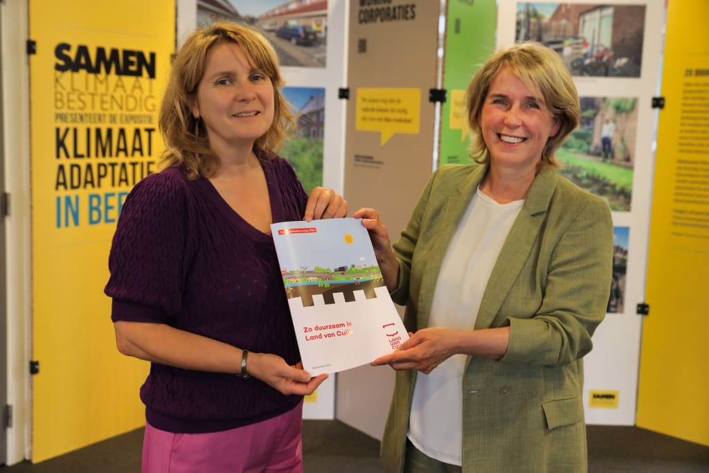 Wethouder Antoinette Maas Land van Cuijk overhandigt het Duurzaamheidsverslag 2024 aan het college van burgemeester en wethouders