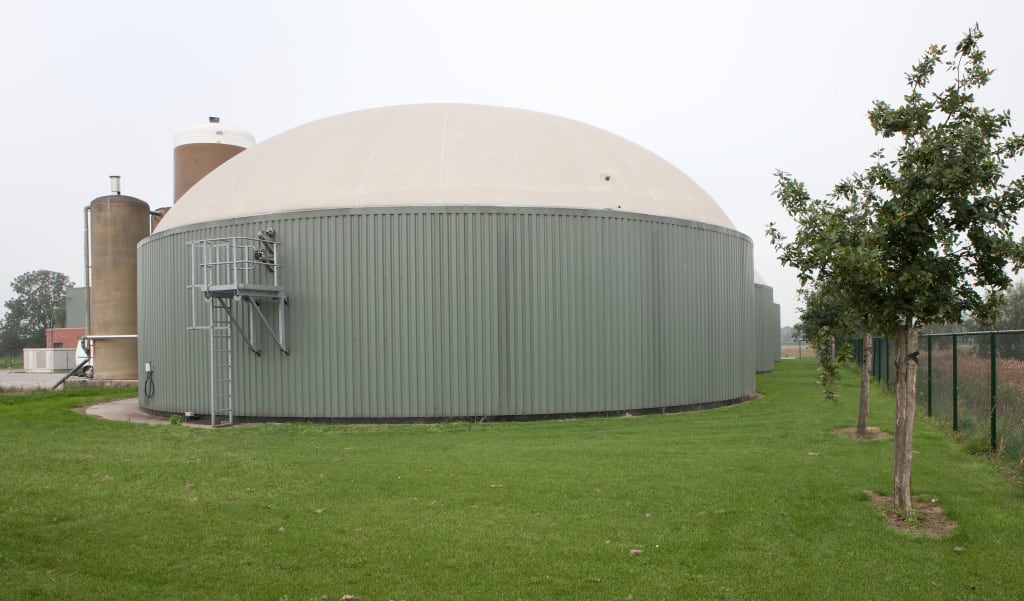 Biogas silo in Nederland op een stuk grasveld voor duurzaam gas