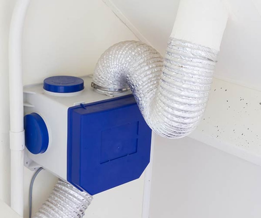 Blauwe mechanische ventilatiebox hangt aan muur