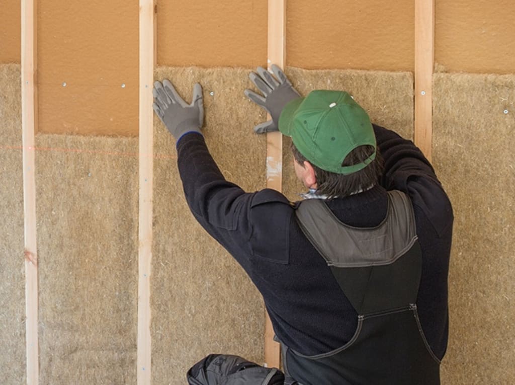Man die de muur van binnenuit isoleert
