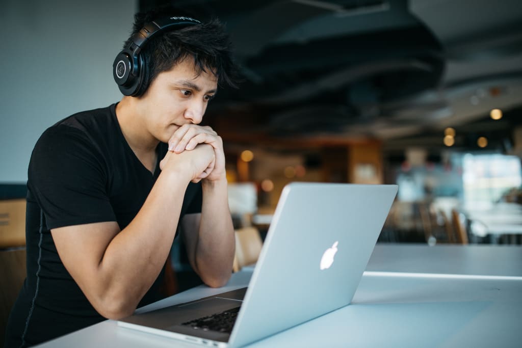 Persoon leest informatie op een laptop