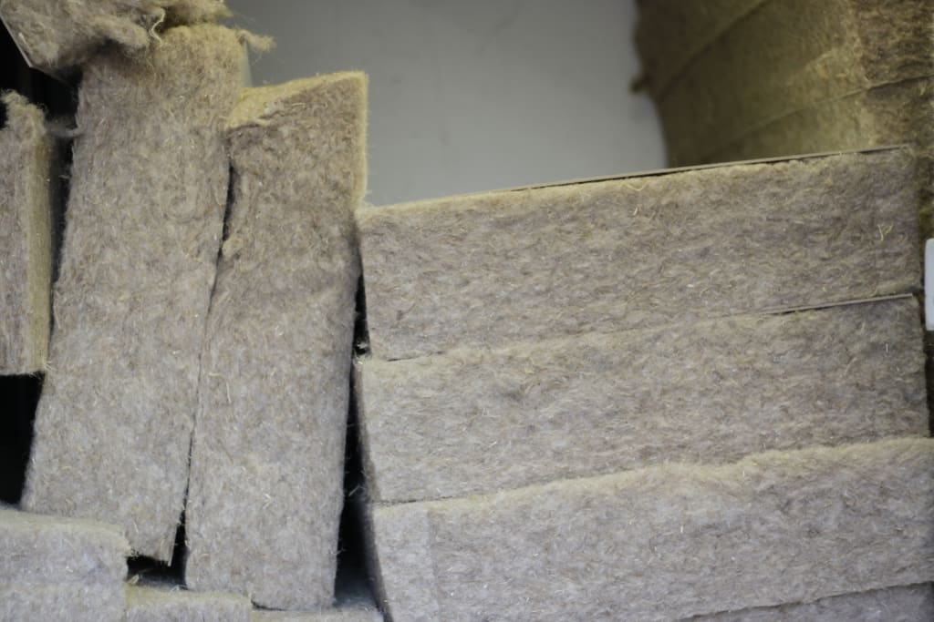 Vlaswol isolatie opgestapeld