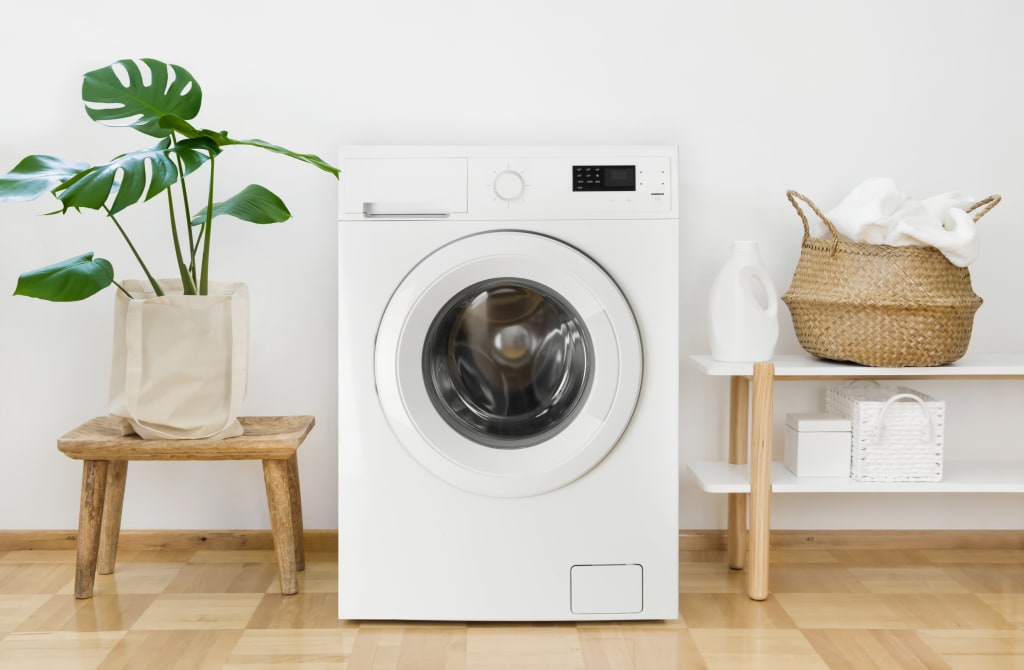 Wasmachine staat in een wasruimte