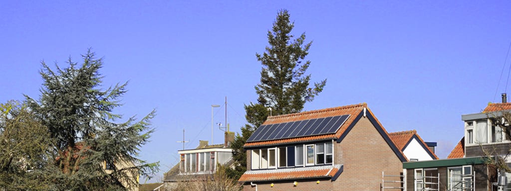 Foto van zonnepanelen op een schuin dak