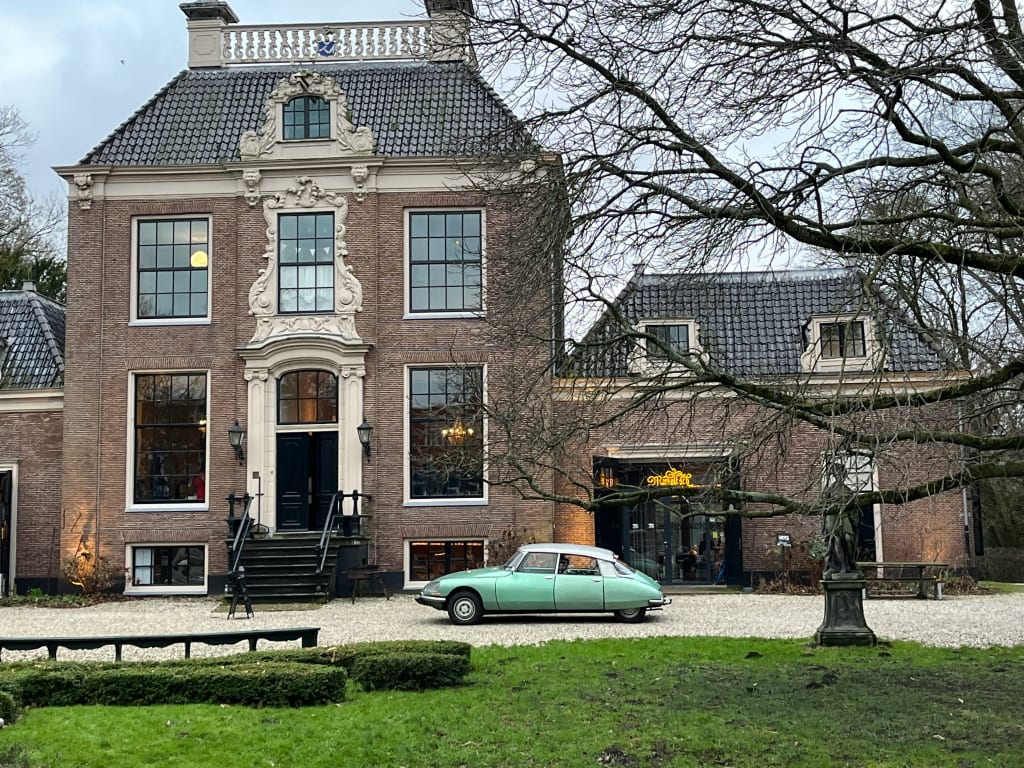 Monument Huize Frankendael Amsterdam met oldtimer voor de deur