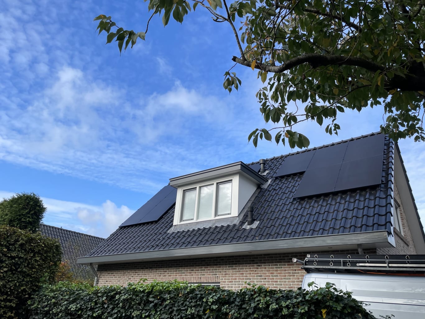 Zonnepanelen op een schuin dak