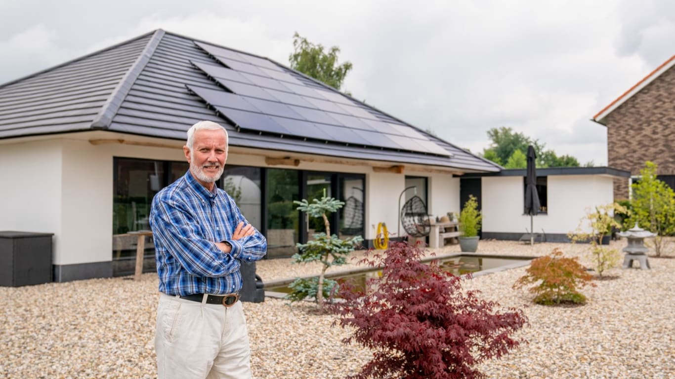 Henk bulder voor zijn huis