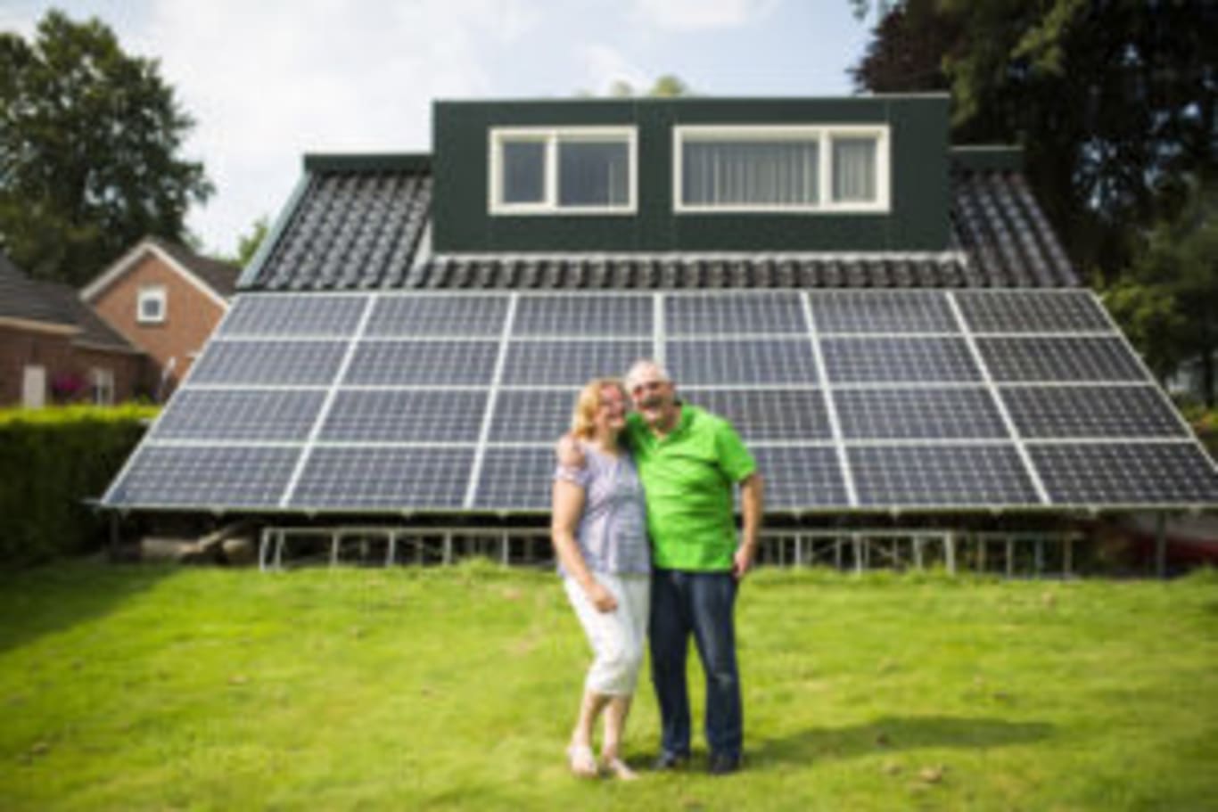 Paul en z'n vrouw poserend voor de zonnepanelen