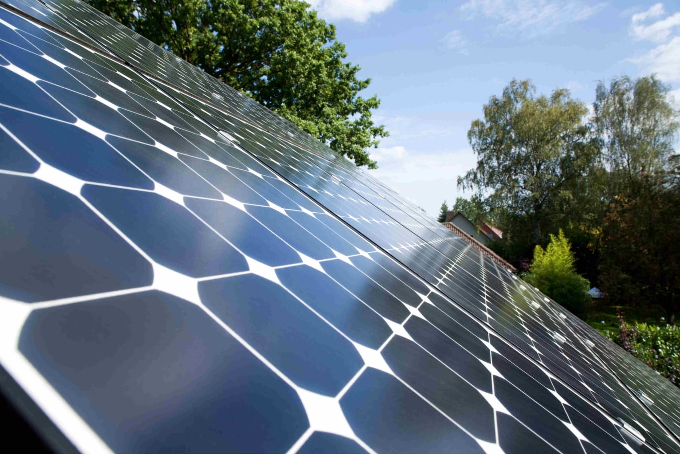 Zonnepanelen op een dak met bomen op de achtergrond