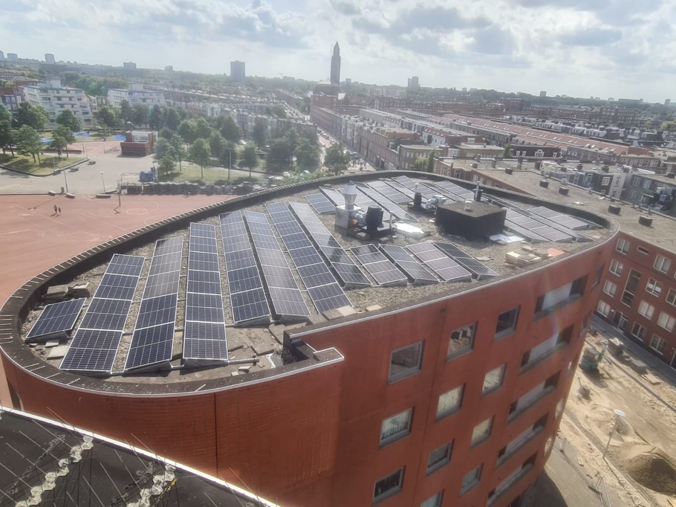 Foto van dak VvE gebouw met zonnepanelen er op