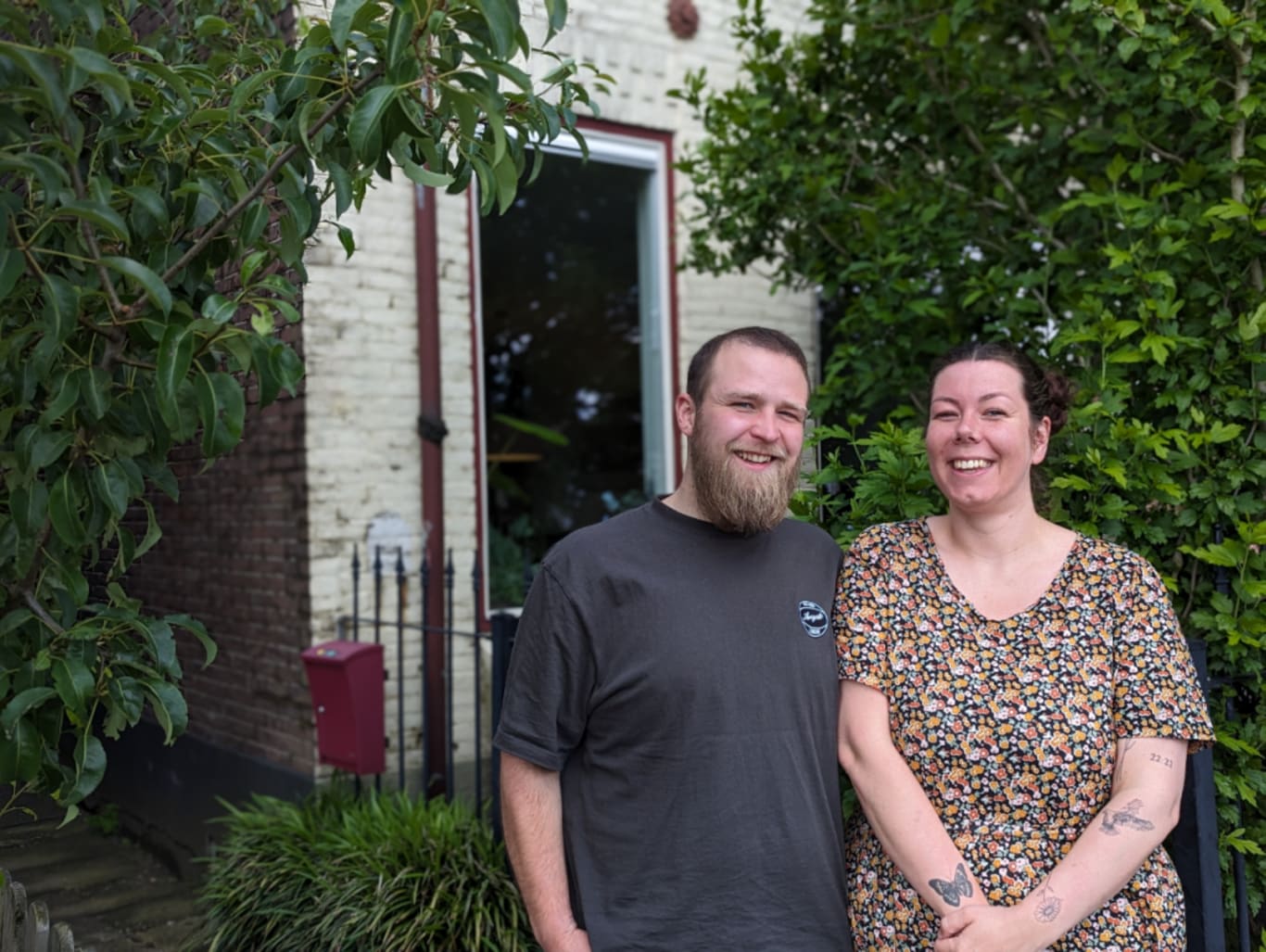 Twee personen voor een huis