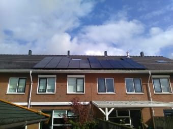 Zonnepanelen op een dak
