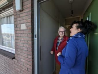 2 personen in gesprek