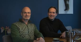 Ernst en Peter aan keukentafel