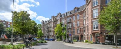 Een straat met huizen in Amsterdam Oost