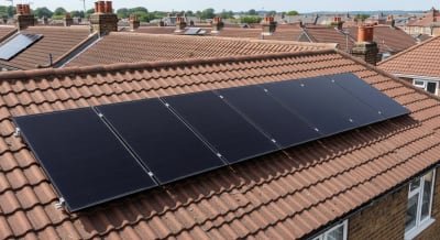 Door AI gemaakte afbeelding van 7 PVT-panelen op een dak met rode dakpannen