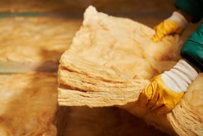 Foto van vloerisolatie materiaal dat geplaatst wordt