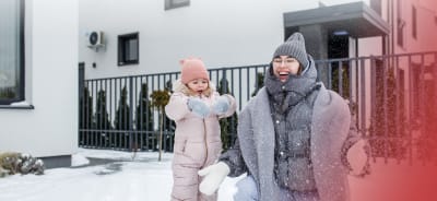 Moeder en dochter spelen buiten in de sneeuw
