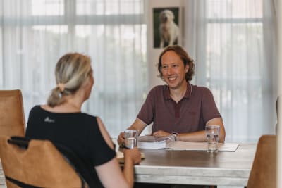 2 personen in gesprek