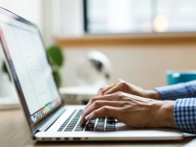 Zij-aanzicht werkend op laptop