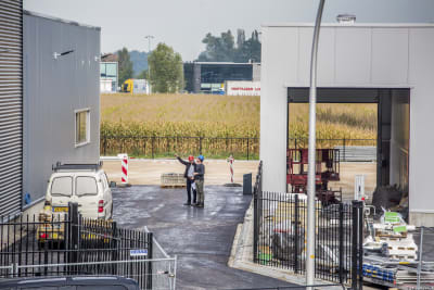Foto van twee kantoren in Apeldoorn met weiland op de achtergrond.