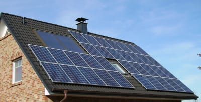 Zonnepanelen op een dak