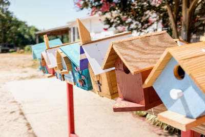 Foto van meerdere houten vogelhuisjes.