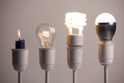 Op een rij: kaars, gloeilamp, spaarlamp, led-lamp