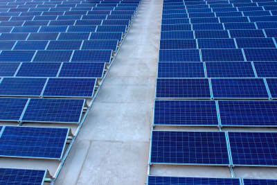 Afbeelding zonnepanelen bedrijfsdak